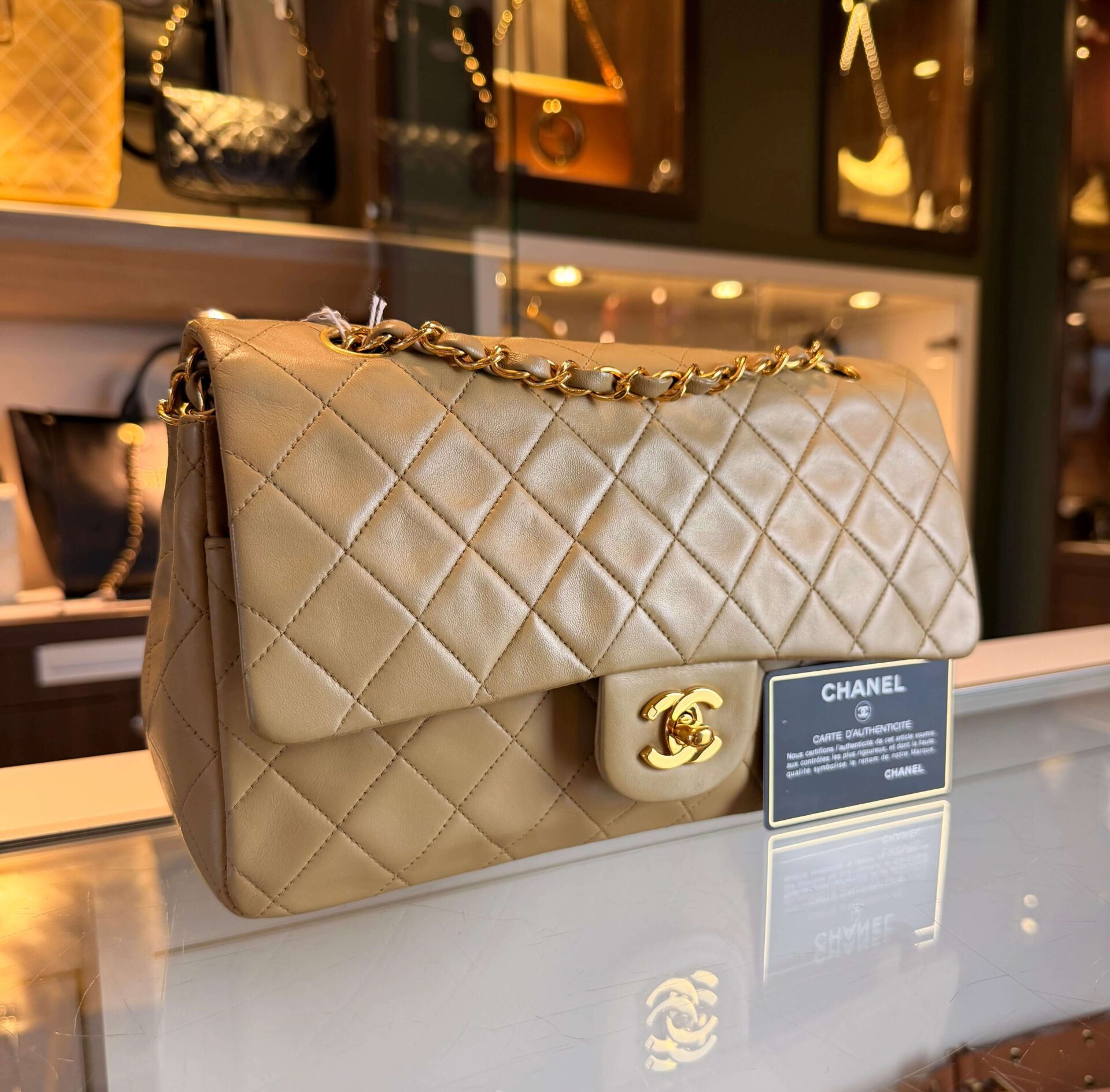 Chanel Classic Medium Double Flap Bag - Afbeelding 2