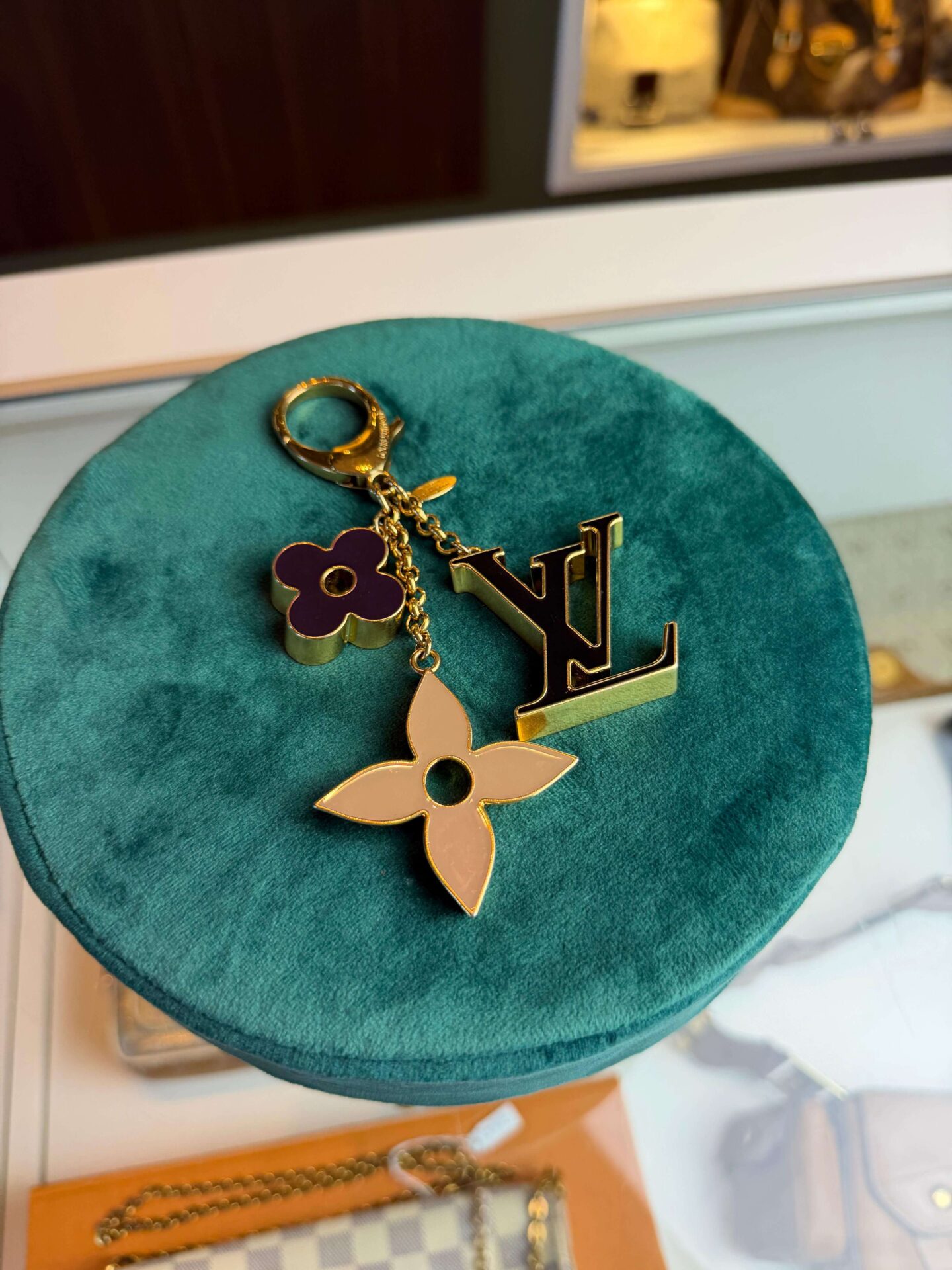 Louis Vuitton Fleur de Monogram sleutelhanger - Afbeelding 2