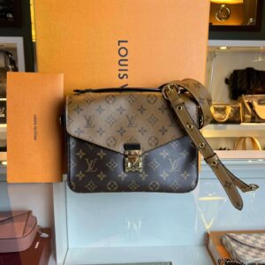 Louis Vuitton pochette metis monogram reverse